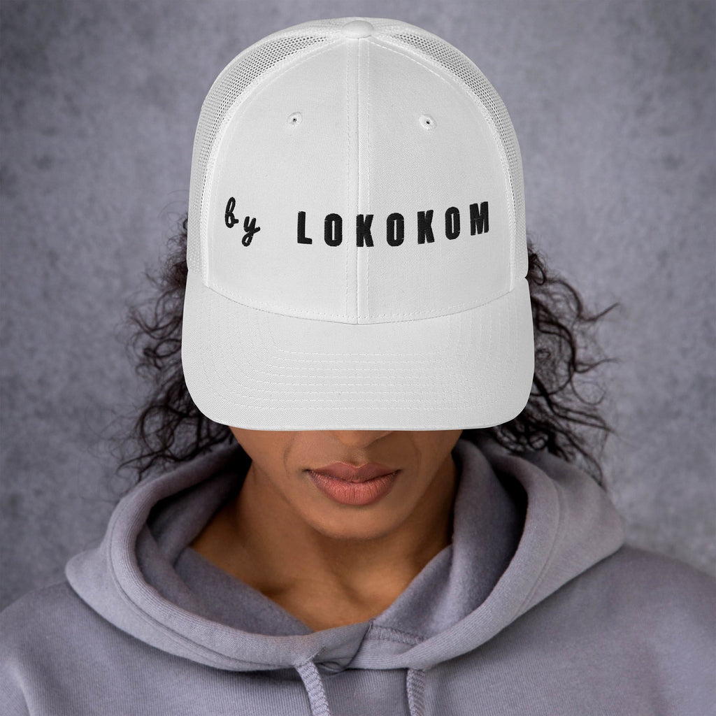 Gorra By lokokom trucker con seis paneles y malla trasera ajustable