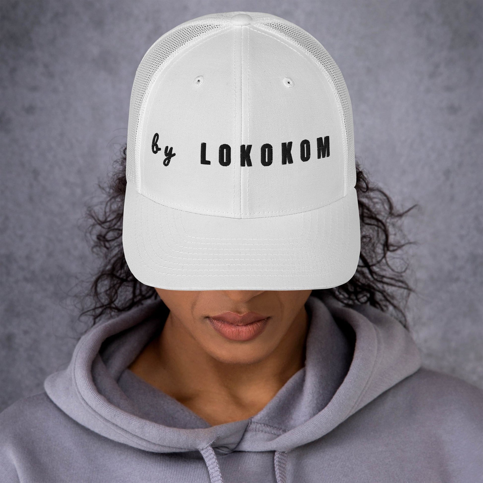 Gorra By lokokom trucker con seis paneles y malla trasera ajustable
