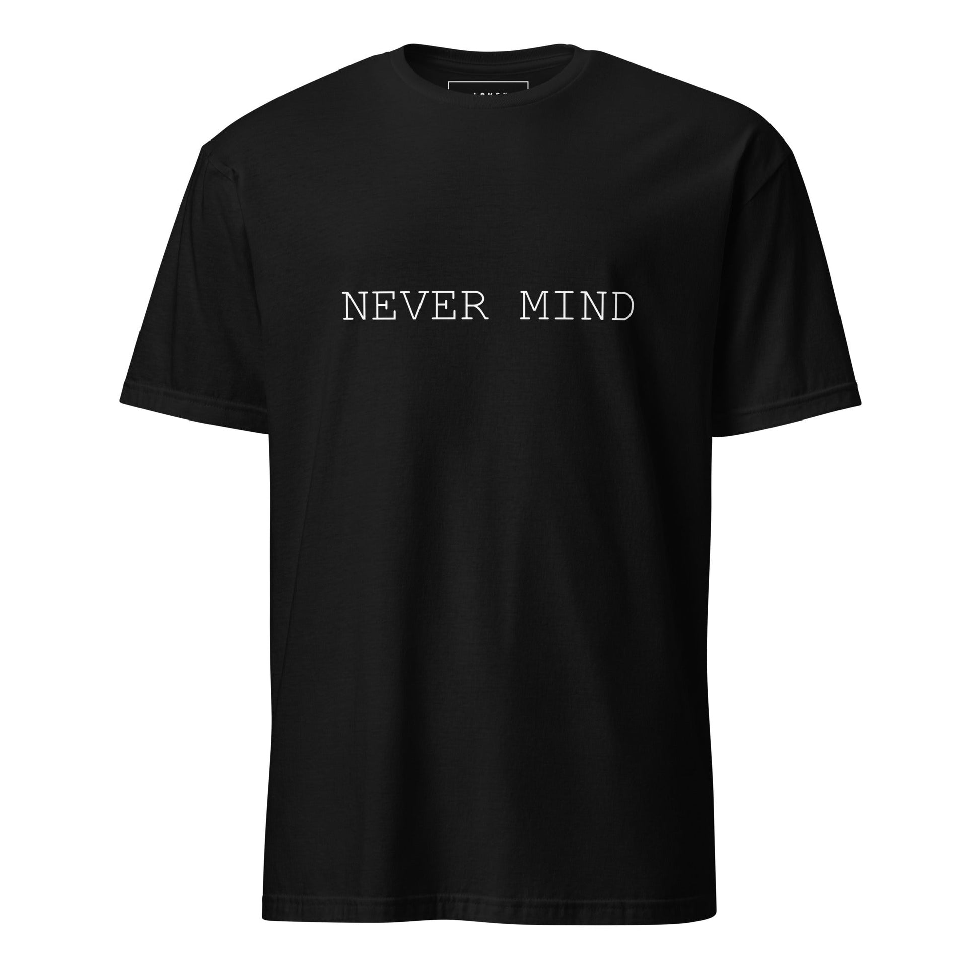 Camiseta Never Mind negra minimalista con mensaje "Never Mind" para actitud sin explicaciones