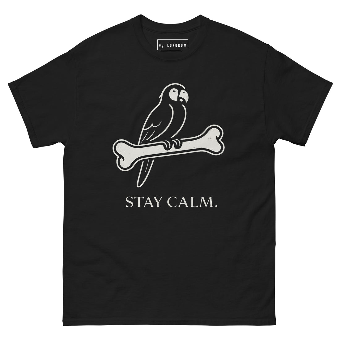 Camiseta Stay Calm negra con loro y hueso, diseño discreto y bordado frontal.