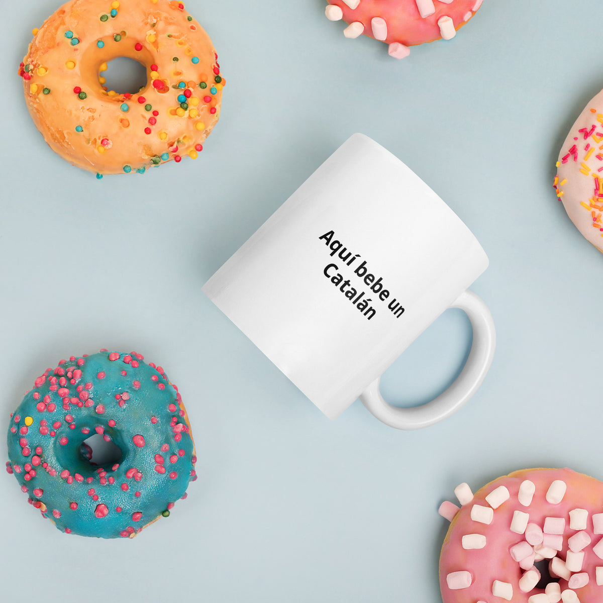 Taza blanca «Aquí bebe un catalán» – Lokokom (vista 2)