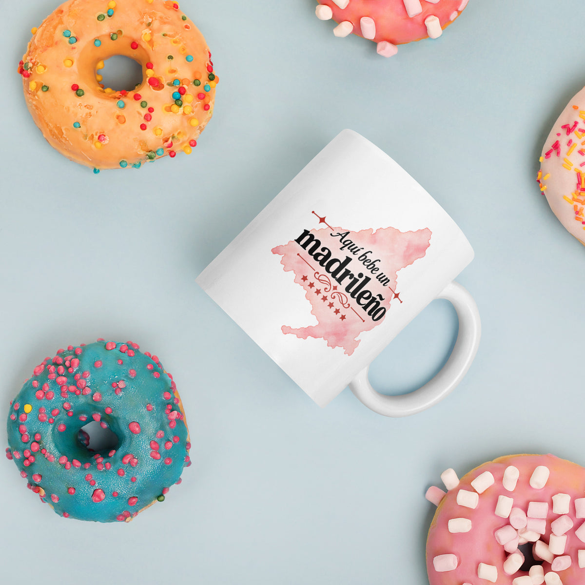 Taza blanca «Aquí bebe un madrileño» – Lokokom (vista 2)