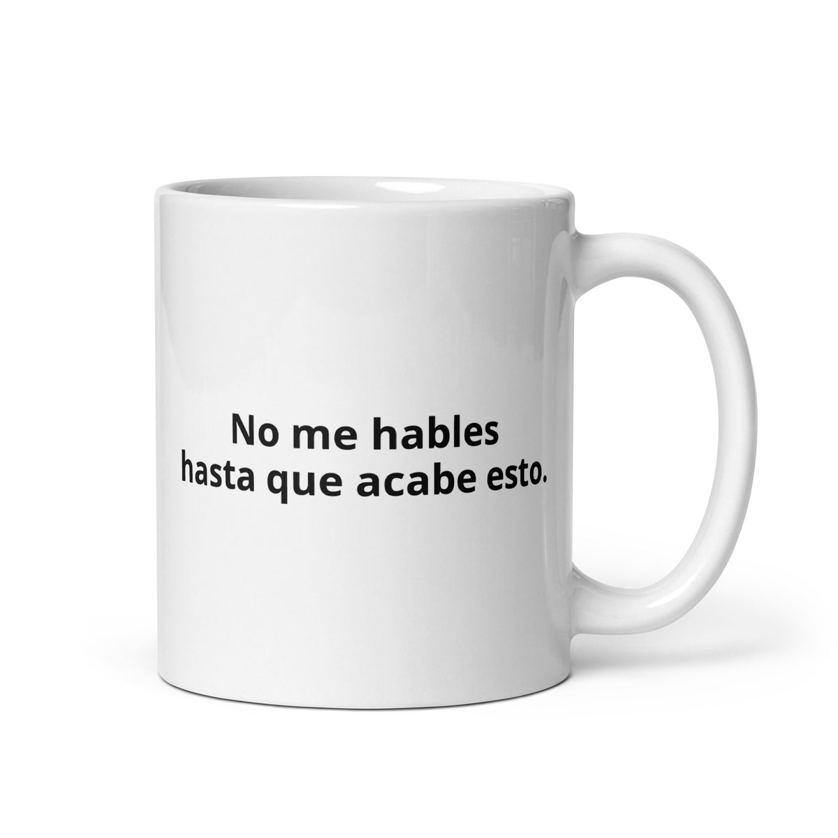 Taza blanca con la frase «No me hables hasta que acabe esto.» – Lokokom (vista 2)