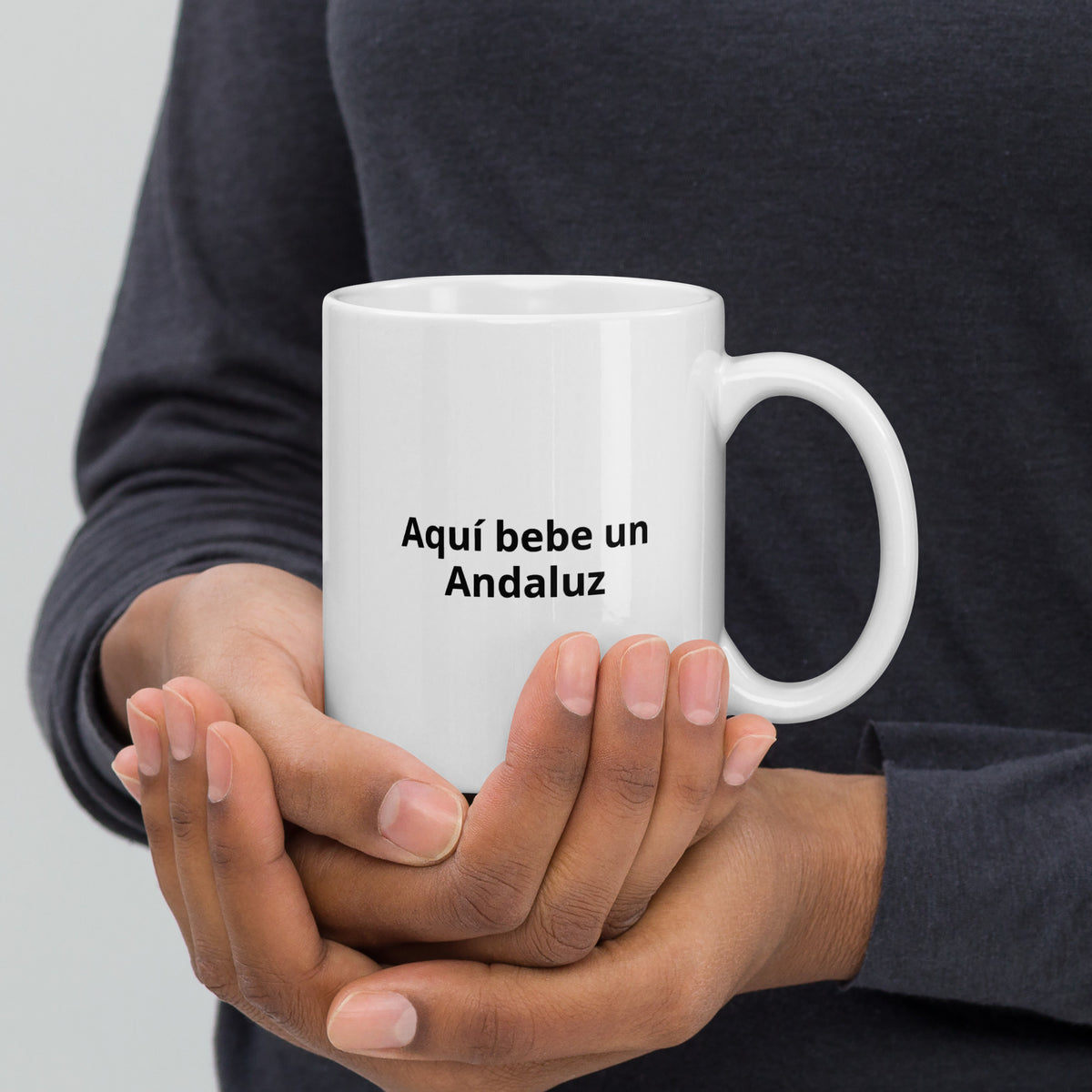 Taza blanca «Aquí bebe un andaluz» – Lokokom (vista 1)
