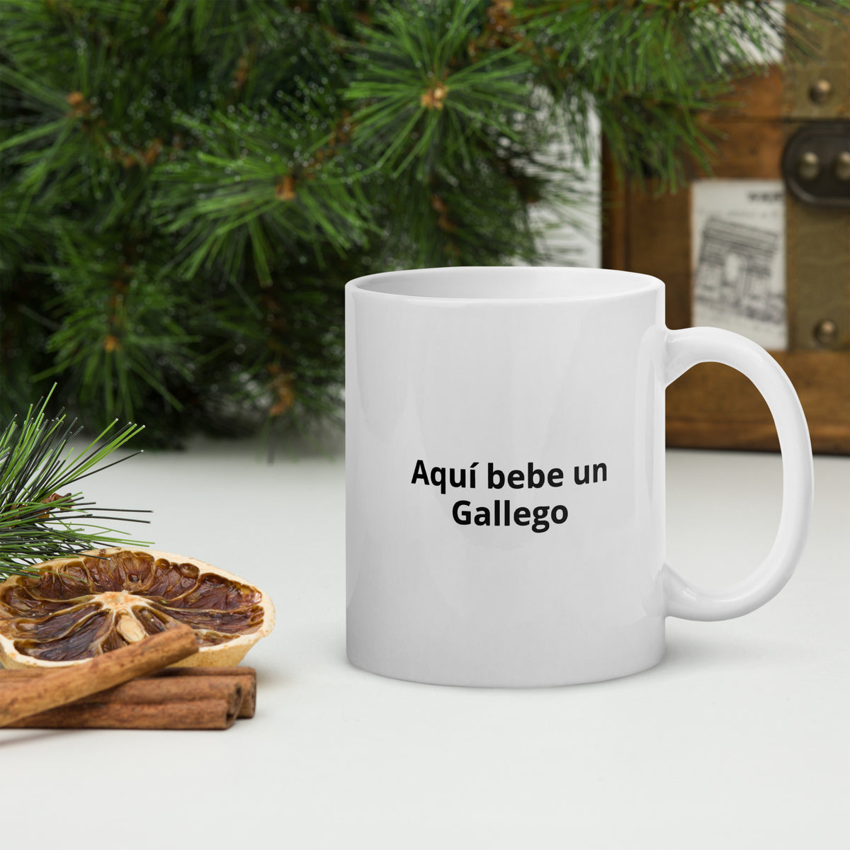 Taza blanca «Aquí bebe un gallego» – Lokokom (vista 1)