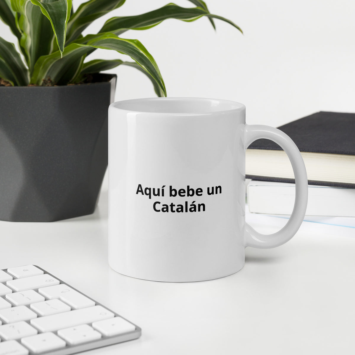 Taza blanca «Aquí bebe un catalán» – Lokokom (vista 1)