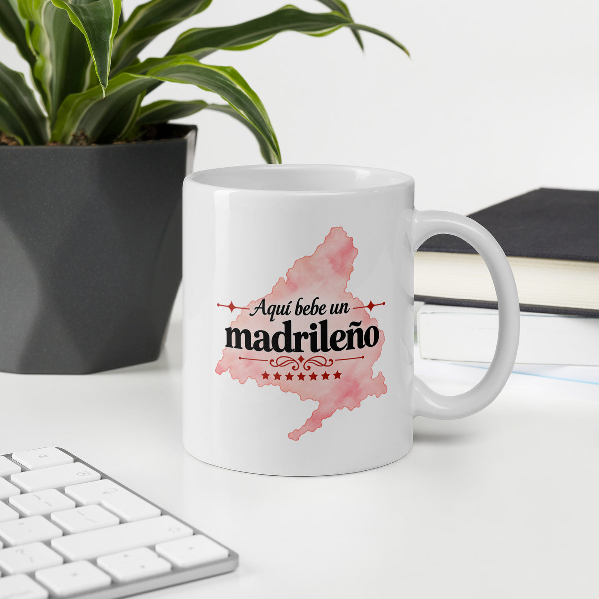 Taza blanca «Aquí bebe un madrileño» – Lokokom (vista 1)